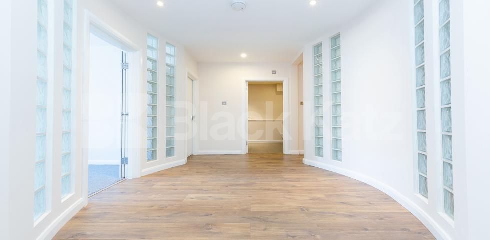 			VIRTUAL TOUR AVAILABLE!, 3 Bedroom, 1 bath, 1 reception Apartment			 Dove Road, CANONBURY-ISLINGTON